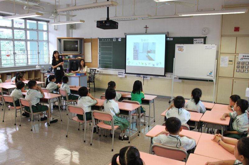 20. 1A 班主任介紹本校設施.JPG